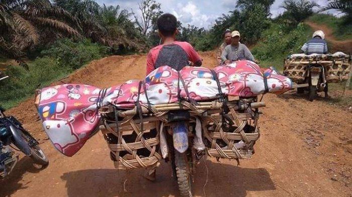 Jenazah Petani Diikat di Keranjang Motor Menuju Rumah Duka di Riau Karena Jalan Rusak