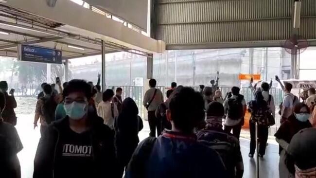 Stasiun Tanah Abang Dilempari Batu oleh Massa