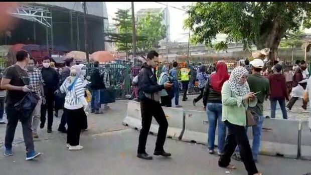 Stasiun Tanah Abang Dilempari Batu oleh Massa