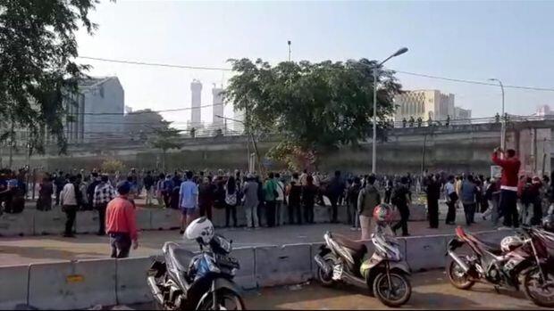 Stasiun Tanah Abang Dilempari Batu oleh Massa