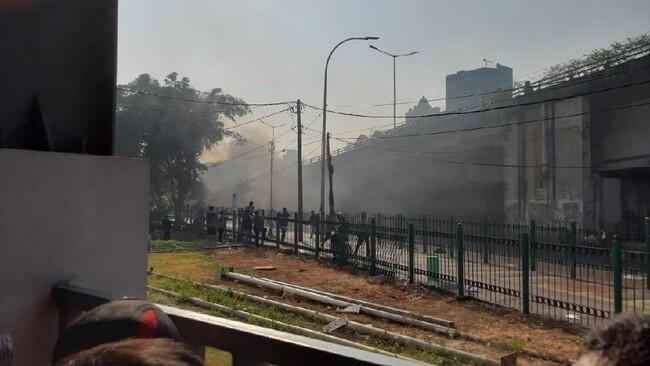 Massa Lempari Batu ke Stasiun Tanah Abang, Penumpang Menumpuk