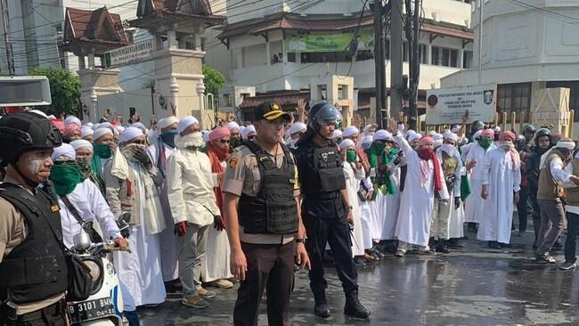 Polisi Dibantu Ulama FPI Halau Massa Rusuh di Flyover Slipi