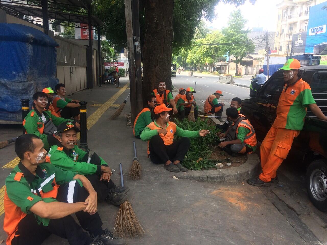 Mereka yang Tetap Siaga dan Bekerja Saat Ada Aksi Unjuk Rasa. Salut Gan!