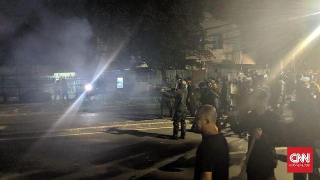 Massa Aksi Bawaslu Lawan Polisi dengan Petasan