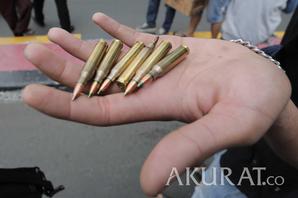 Warga Temukan Ratusan Butir Peluru Tajam di Dalam Mobil Polisi