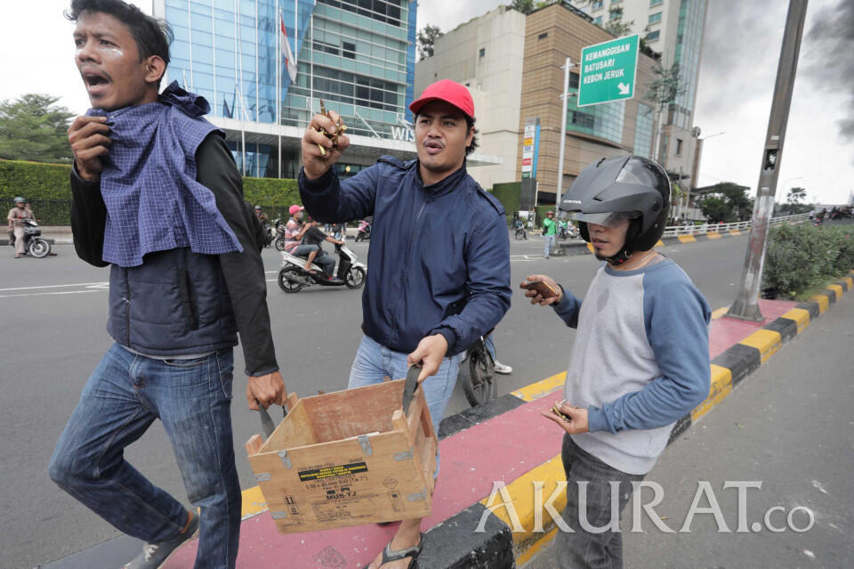 Warga Temukan Ratusan Butir Peluru Tajam di Dalam Mobil Polisi
