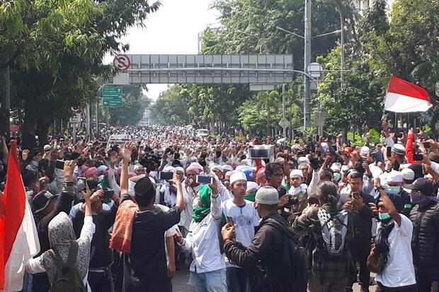 Ribuan Orang Terus Berdatangan untuk Bergabung dengan Massa di Bawaslu