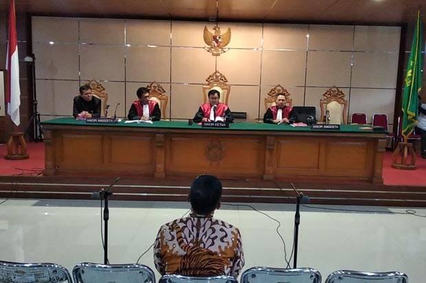 Bupati Cirebon Nonaktif Terisak Divonis 5 Tahun Penjara