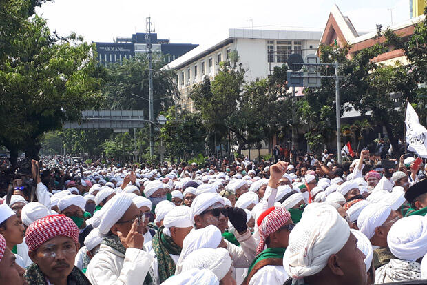 Terus Berdatangan, Massa di Gedung Bawaslu Berasal dari Berbagai Daerah