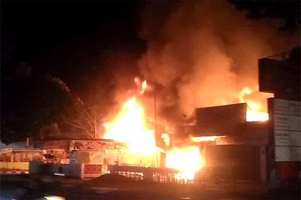 Massa-Aparat Bentrok di Petamburan, Asrama Brimob Terbakar