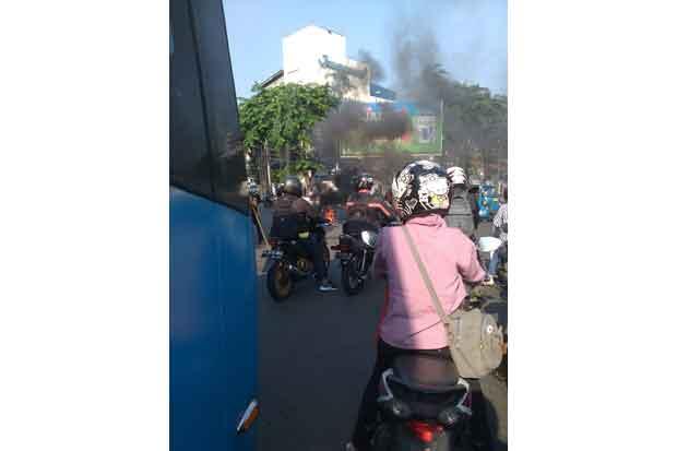 Ada Pembakaran Ban dan Bendera, Arus Lalin Sekitar Tuprok Tersendat