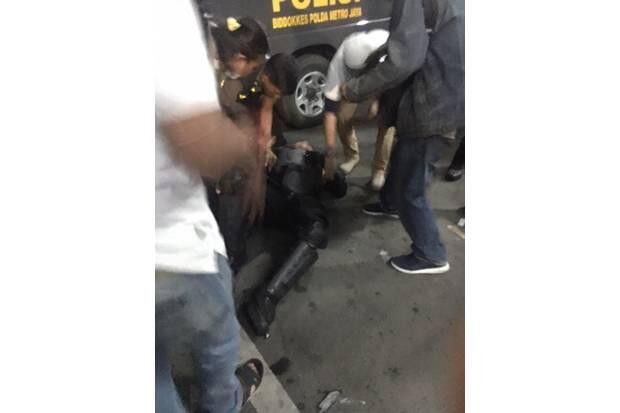 Bentrok Massa dengan Polisi Kembali Pecah, 2 Polisi Terluka MH Thamrin