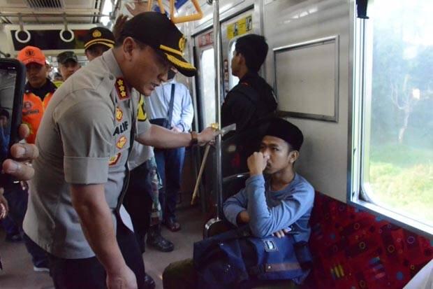 Cegah Bentrok Meluas ke Tangerang, Polisi Razia Penumpang KRL