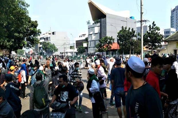 Jati Baru Kembali Memanas, Polisi Terus Halau Massa