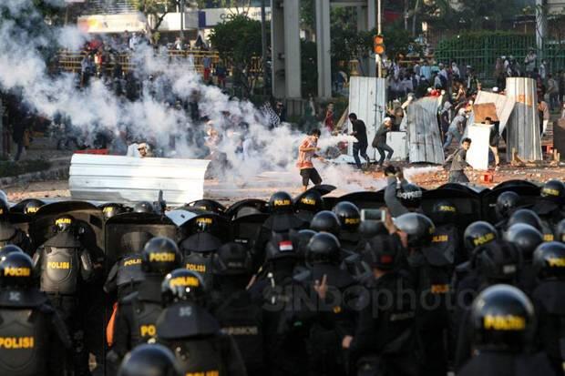 Aparat dan Massa Bentrok, Tanah Abang Lumpuh