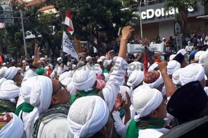 Ribuan Pendemo Bersorban dan Pakaian Putih Geruduk Kantor Bawaslu