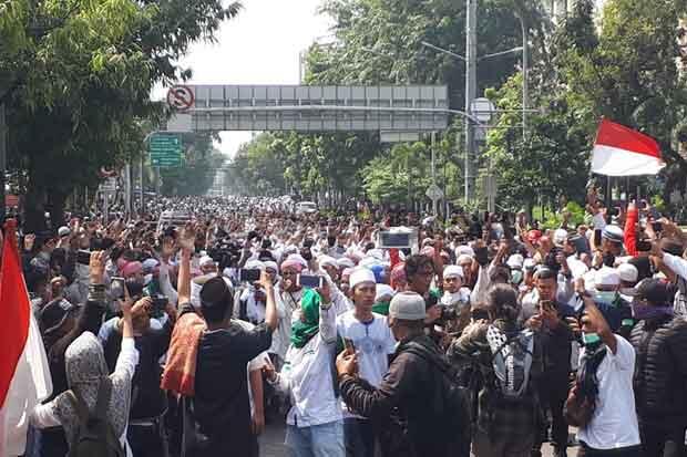 Ribuan Pendemo Bersorban dan Pakaian Putih Geruduk Kantor Bawaslu