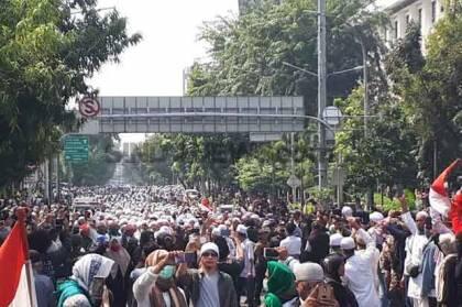 Ribuan Pendemo Bersorban dan Pakaian Putih Geruduk Kantor Bawaslu