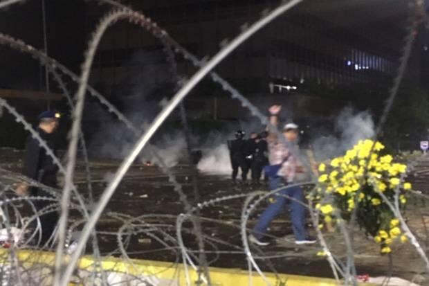 Geger! Wanita Bergamis Hitam Berjalan Mendekati Kerumunan Aparat