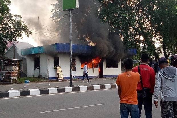 Pontianak Mencekam, Massa Bakar Kantor Pospol