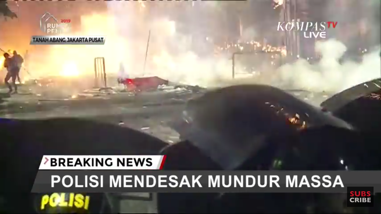 TANAH ABANG MASIH MENCEKAM. MASSA MASIH TERUS LAKUKAN PERLAWANAN KEPADA POLISI.