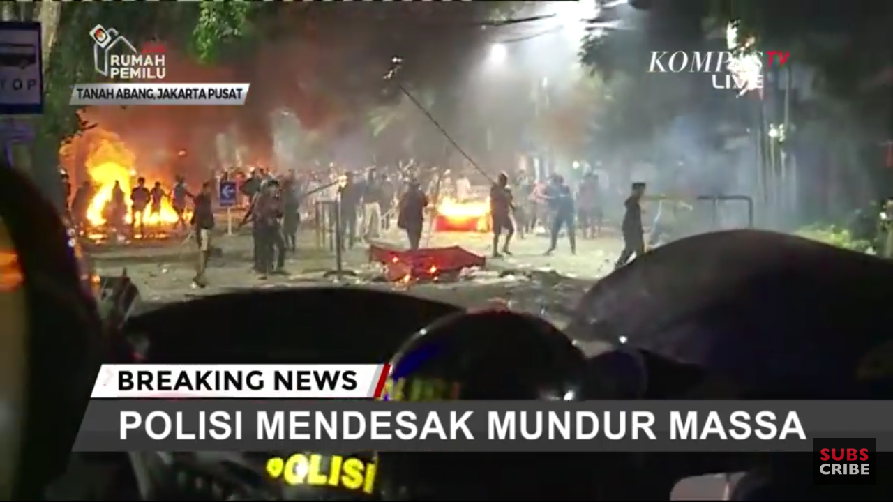 TANAH ABANG MASIH MENCEKAM. MASSA MASIH TERUS LAKUKAN PERLAWANAN KEPADA POLISI.