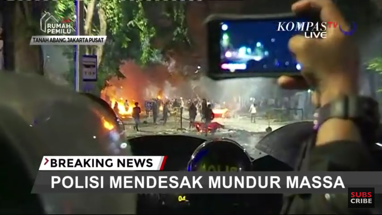 TANAH ABANG MASIH MENCEKAM. MASSA MASIH TERUS LAKUKAN PERLAWANAN KEPADA POLISI.