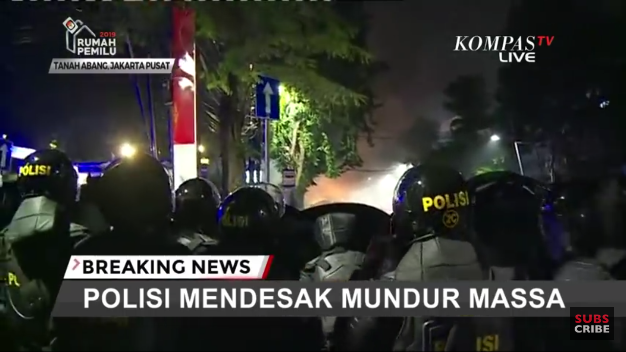 TANAH ABANG MASIH MENCEKAM. MASSA MASIH TERUS LAKUKAN PERLAWANAN KEPADA POLISI.