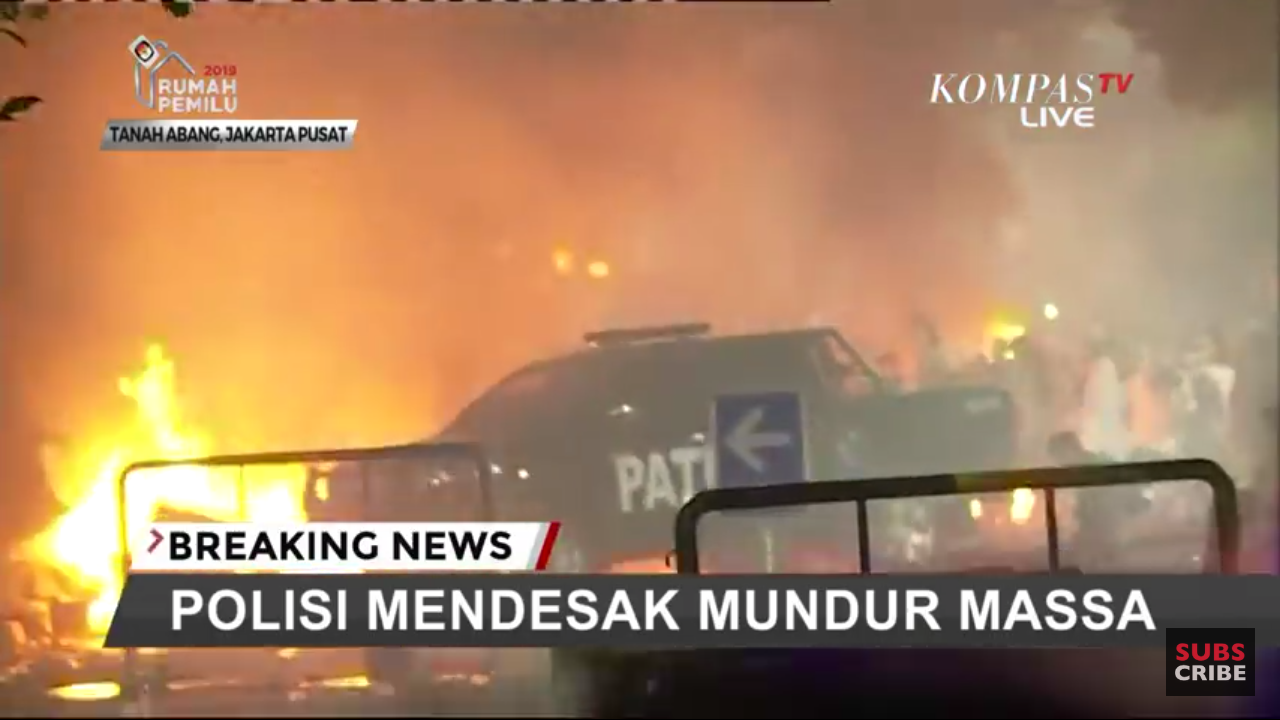 TANAH ABANG MASIH MENCEKAM. MASSA MASIH TERUS LAKUKAN PERLAWANAN KEPADA POLISI.