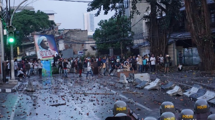 Massa di Slipi Kembali Lempari Batu ke Polisi