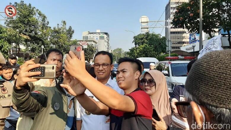 Pantau Demo di Bawaslu, Anies Diajak Selfie