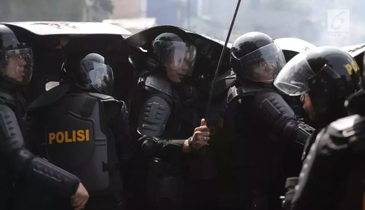 Inilah Beberapa Foto Masa Aksi Dan Polisi Bentrok Di Petamburan, Jakarta Barat