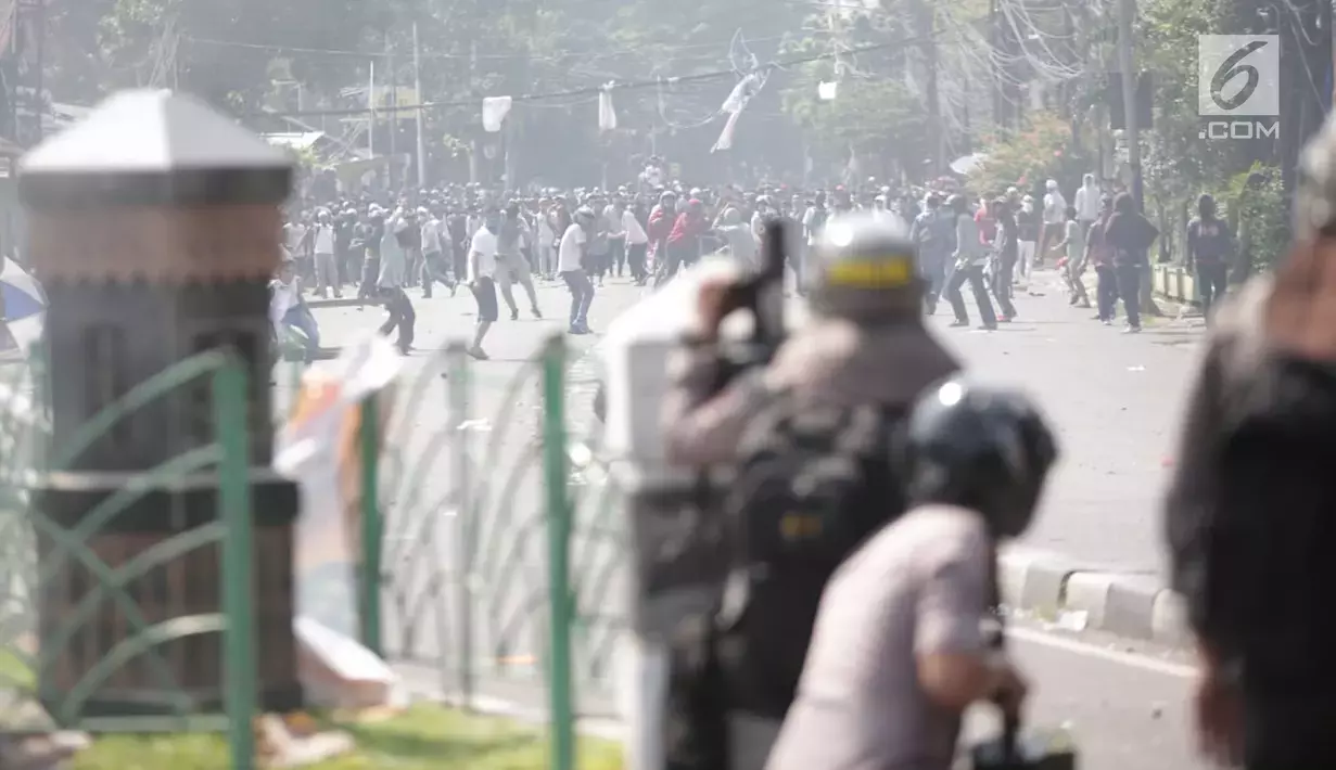 Inilah Beberapa Foto Masa Aksi Dan Polisi Bentrok Di Petamburan, Jakarta Barat