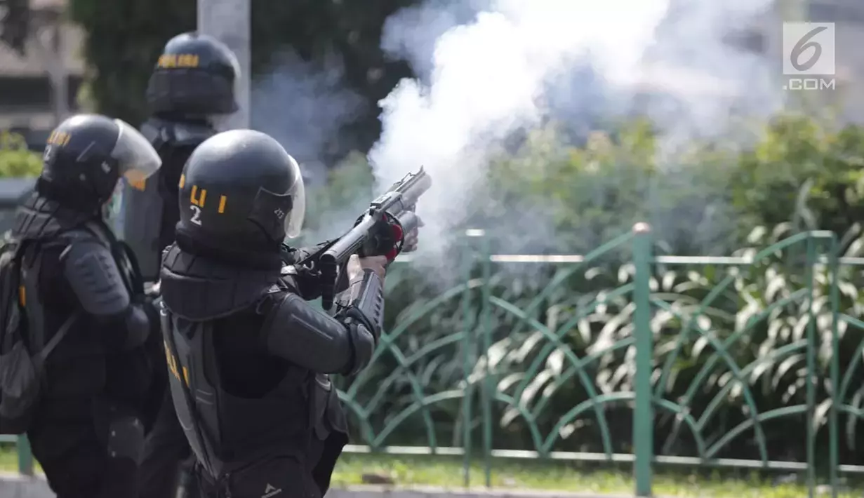 Inilah Beberapa Foto Masa Aksi Dan Polisi Bentrok Di Petamburan, Jakarta Barat