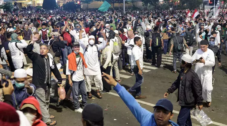 Polisi Bubarkan Massa di Kantor Bawaslu Yang Menyerang Aparat