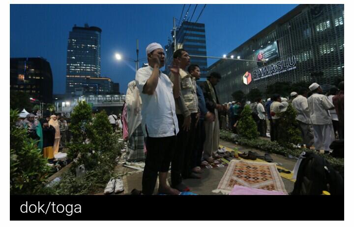 Massa Pendemo Shalat Dzuhur Berjamaah di Jalan MH. Thamrin