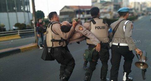 Lemparan Batu Aksi 22 Mei di Slipi Belum Reda, Satu Polisi Jatuh Pingsan