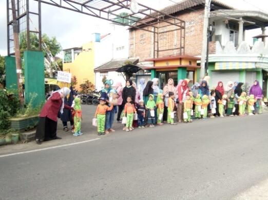 Tradisi Berbagi Takjil Di Jalan Setiap Ramadan