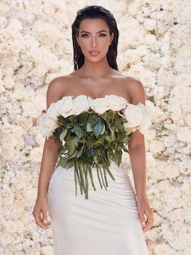 Kim Kardashian Pakai Buket Bunga Mawar Asli Jadi Gaun