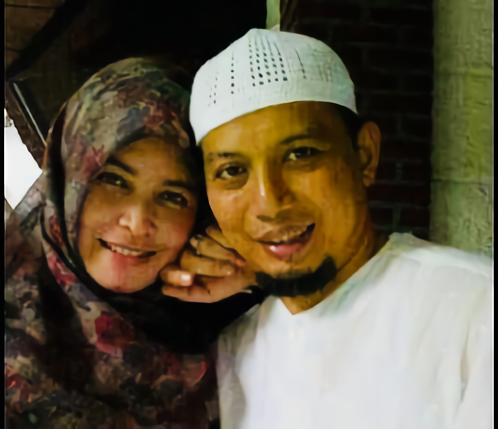 5 Potret Kemesraan Ustaz Arifin Ilham Bersama Istri Pertamanya