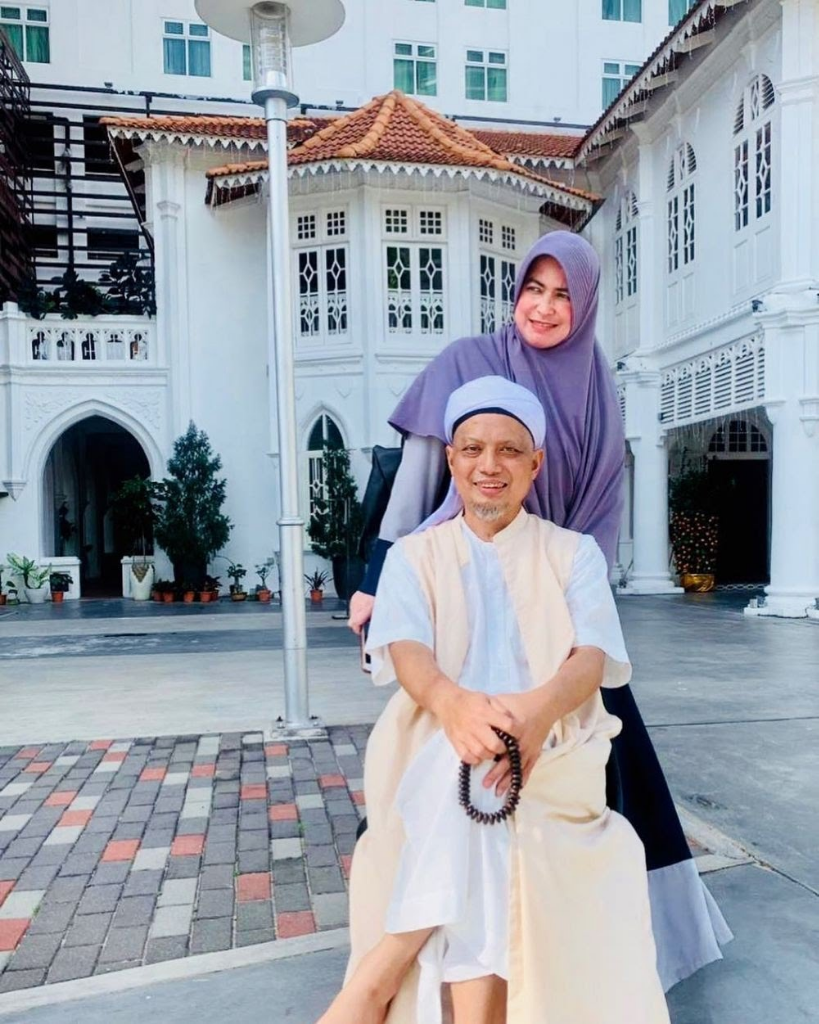 5 Potret Kemesraan Ustaz Arifin Ilham Bersama Istri Pertamanya