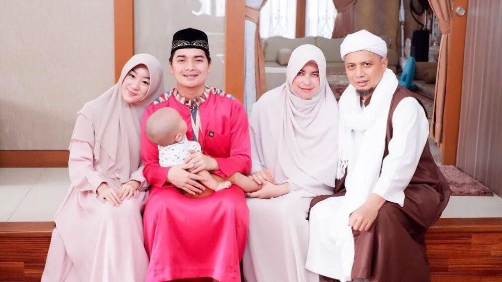 5 Potret Kemesraan Ustaz Arifin Ilham Bersama Istri Pertamanya