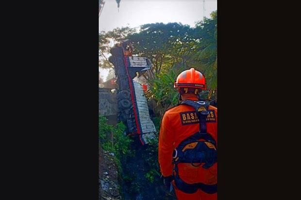 SAR Bandung Evakuasi Truk Pengangkut Garam yang Masuk Jurang