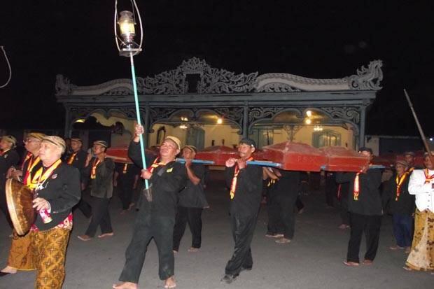 Kirab Malam Selikuran Digelar Dua Kubu Keraton Solo