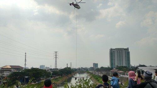 Helikopter Sirami Massa Aksi 22 Mei dengan Air Kali Ciliwung