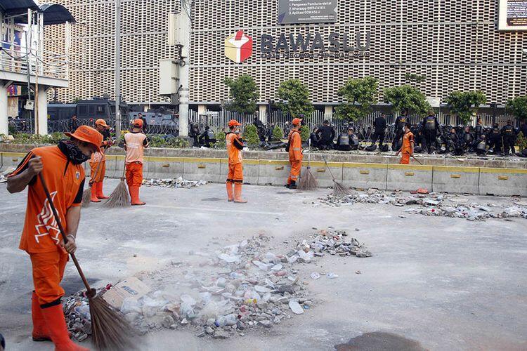 Setelah Kerusuhan, Mereka yang Bekerja Keras Membereskan...