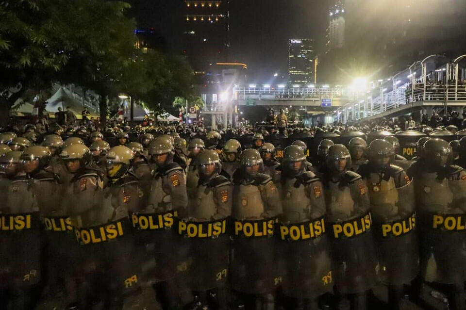 7 Potret Perjuangan Aparat Kepolisian saat Amankan Gedung KPU dan Bawaslu