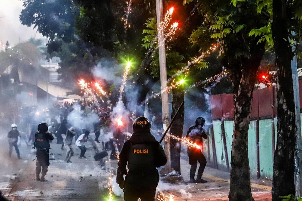 7 Potret Perjuangan Aparat Kepolisian saat Amankan Gedung KPU dan Bawaslu