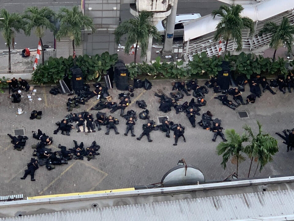 7 Potret Perjuangan Aparat Kepolisian saat Amankan Gedung KPU dan Bawaslu