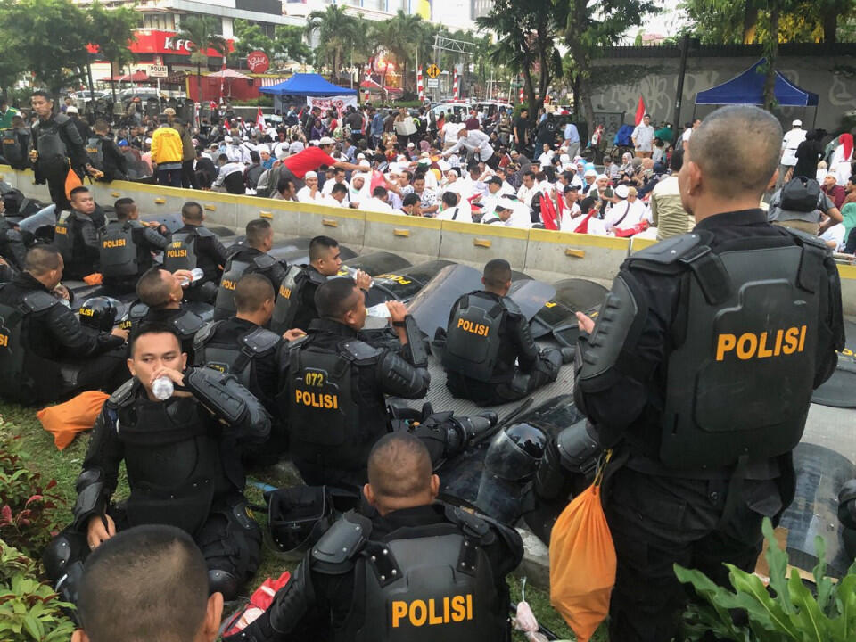 7 Potret Perjuangan Aparat Kepolisian saat Amankan Gedung KPU dan Bawaslu